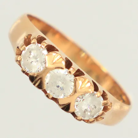 Ring vita stenar, stl 17¾, bredd 5,4mm, 18K  Vikt: 3,5 g
