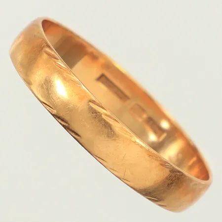 Ring, stl ca 24, skev/defekt, gravyr, 18K  Vikt: 4,9 g