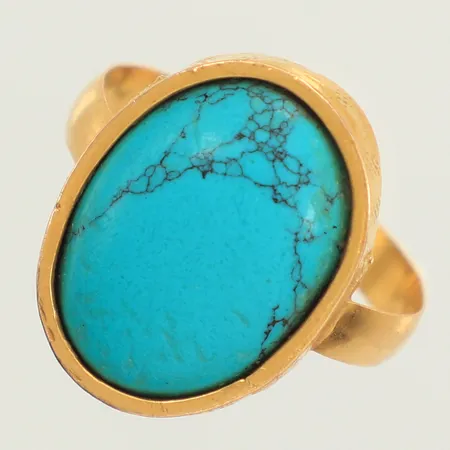 Ring, turkos, stl 17½, bredd 19mm, skev, vassa skena samt undersida av sten, 21K  Vikt: 3,3 g
