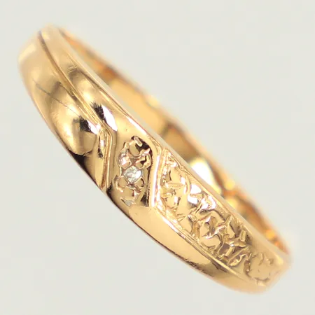 Ring, diamant ca0,005ct, stl 17½, bredd 1,8-4,3mm, skev i skena, 18K Vikt: 1,4 g