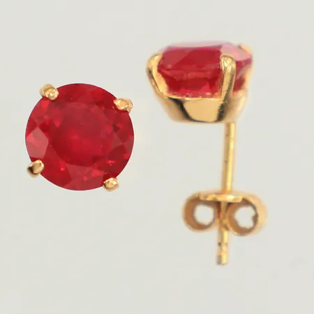 Ett par örhängen, syntetiska rubiner, Ø7mm, 18K Vikt: 1,9 g