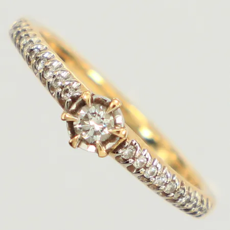 Ring, diamanter 1xca0,08ct 10xca0,005ct, stl 16, bredd 1,6-4,5mm, GHA, 18K Vikt: 2 g