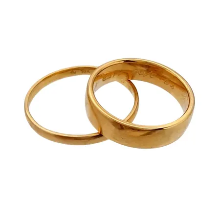 Ringar, två st, 18K guld, släta modeller med gravyrer Vikt: 12 g