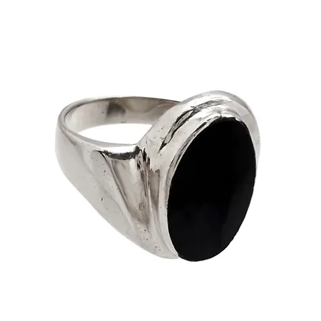 Ring, silver 925/1000, svart sten, Ø17¼ mm, bredd 3,5-16,5 mm, sten utan anmärkning, fint skick  Vikt: 4,6 g