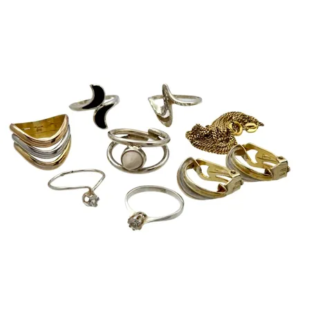 Silversmycken, 8 delar, bl.a. ring och örhängen, ett par, trefärgad modell (mått 20,5x8 mm), örhängen med clips, halskedja förgylld, längd 70 cm, tillverkare bl.a. Guldfynd, stenar förekommer, ringstorlek Ø16,0-17¾ mm, samtliga stenar utan anmärkning, fint normalt använt skick  Vikt: 24,2 g