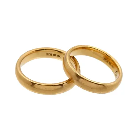 Ringar, två st, 18K guld, slät modell, Schalins Ringar AB, gravyrer Vikt: 19,5 g