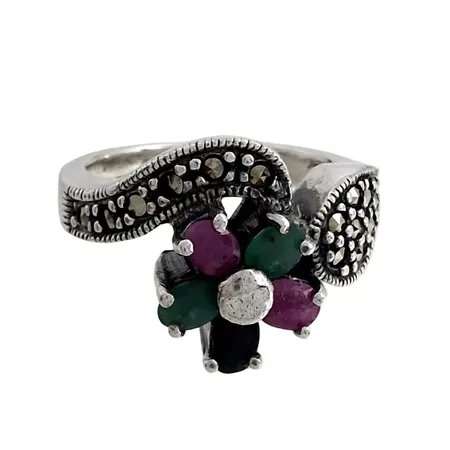 Ring, silver 925/1000, kraftig modell, Rubiner, Smaragder, Safirer och Markasiter, Ø17¼-17½ mm, bredd 3-14 mm, samtliga stenar utan anmärkning, fint skick   Vikt: 8,3 g
