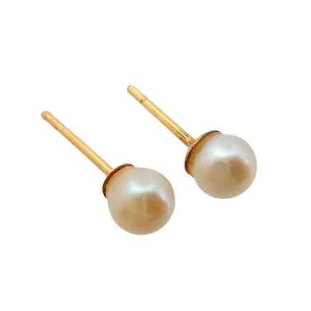 Örhängen, 18K guld, olika modeller, odlade Pärlor Ø 5 mm, ploppar saknas Vikt: 0,7 g