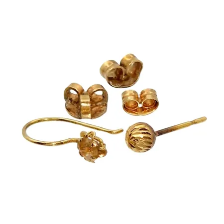 Diverse smycken, 18K guld, slitage Vikt: 0,9 g