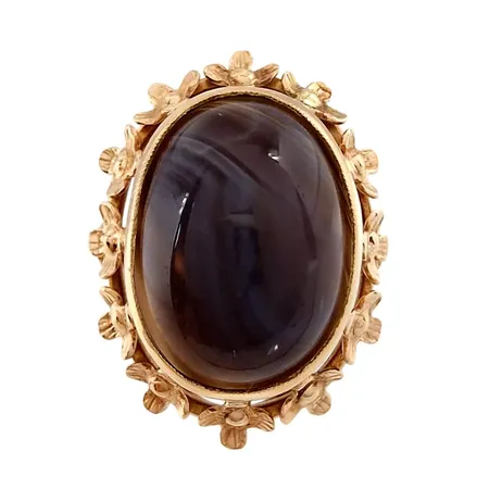Antik/Vintage Ring, 14K guld, cabochonslipad marmorerad Agat (17x12 mm), sannolikt Polen, flertalet stämplar, blomdekor i nederkant på fattning, Ø18¼ mm, skena bredd 3 mm, dekor 26x19,5 mm, dekor uppbyggnad 12,5 mm, sten helt utan anmärkning, mycket fint skick Vikt: 8,2 g