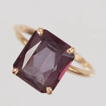 Ring med lila sten troligen ametist, stl: 19, bredd: 1,8-12,1mm, 18K  Vikt: 3,9 g