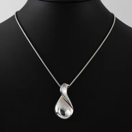 Ormkedja med hänge, Guldfynd AB, längd ca 44 cm, bredd 1.9 mm, hängets höjd 4.5 cm, silver. Vikt: 18,2 g
