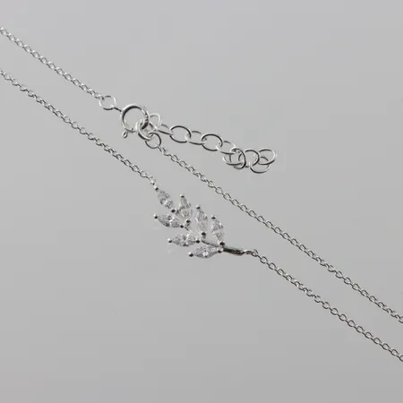 Kedja med hänge stenprytt löv, längd ca 42cm + 3,5cm, silver Vikt: 2,5 g