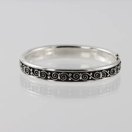 Armring med dekor, oval ca 60x54mm, bredd ca 10mm, silver 835/1000 Vikt: 28 g