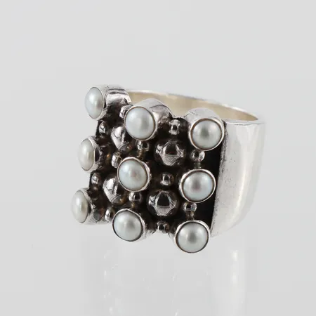 Ring med pärlor, Guldfynd, stl ca 18mm, bredd 9-18mm, silver Vikt: 12,9 g