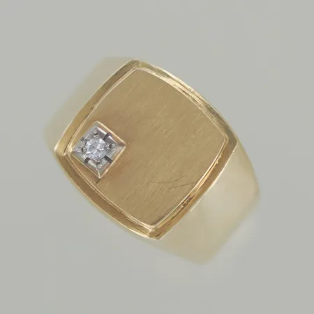 Ring med diamant 0,03ct, Ø 19 mm, bredd 6 x 15 mm, 18k Vikt: 12 g