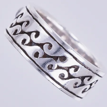 Ring, stl: 20½, bredd: 9mm, 925/1000, silver Vikt: 8,3 g