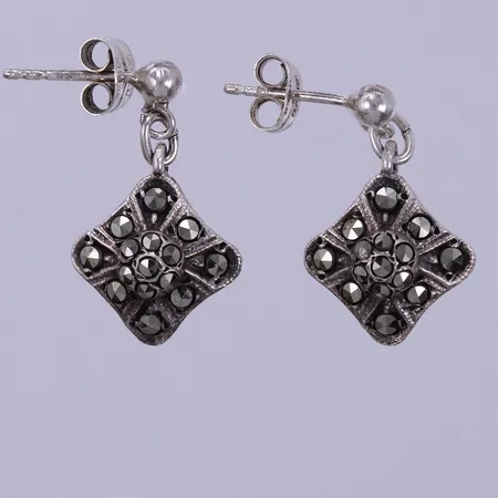 Ett par örhängen med markasiter, längd: ca 2cm, bredd: ca 12mm, 835/1000, silver Vikt: 3,1 g