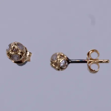 Ett par örhängen med vita stenar, Ø ca 4mm, 18K Vikt: 0,5 g