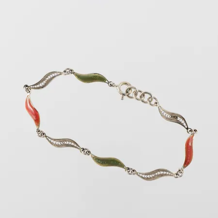 Armband med emaljdetaljer något slitage finns, längd 20cm, silver Vikt: 4,3 g