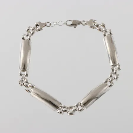 Armband med en ojämnhet på en av de rundade brickorna, längd 21cm, bredd 7,6mm, silver  Vikt: 10,1 g
