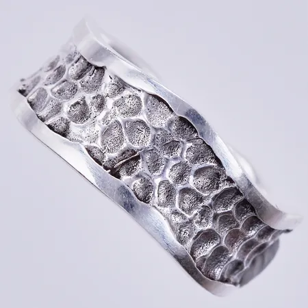 Ring, stl: 18¾, bredd: ca 9mm, 925/1000, silver Vikt: 6,6 g