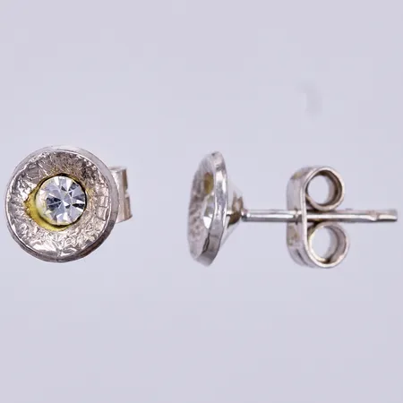 Ett par örhängen med vita stenar, Ø 7mm, silver Vikt: 1,3 g