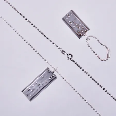 Kedja längd ca 58cm, bredd ca 1mm, Efva Attling, brickor längd ca 28m samt 35mm, 925/1000 silver Vikt: 29 g