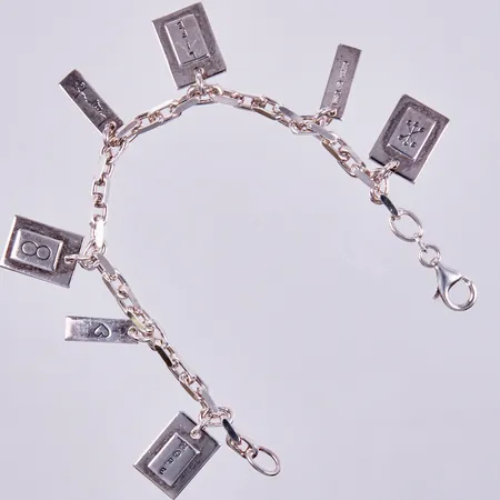 Armband med 7 berlocker, Efva Attling, längd ca 16cm, bredd ca 4mm, 925/1000 silver Vikt: 27,4 g
