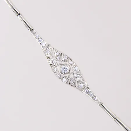 Armband med diamanter briljantlipad ca 1x0,06ct, 8/8-slipade ca 20x0,01-0,02ct, längd 19cm, bredd 1,5-8,1mm, säkerhetskedja, vitguld 18K Vikt: 7,7 g