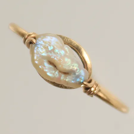 Ring med pärla, stl 15¾, bredd 1-4mm, 14K Vikt: 0,8 g