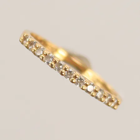 Ring med vita stenar, stl ca 16, bredd 1mm, 18K, 1,3g Vikt: 1,3 g