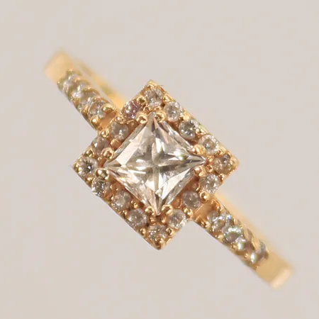 Ring med vita stenar, stl 15¾, bredd 1,5-6mm, 18K, 2,7g Vikt: 2,7 g