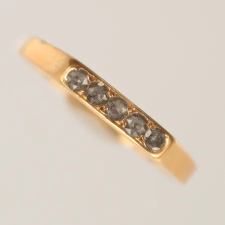 Ring med vita stenar, stl 17¼, bredd 2mm, sliten, 18K, 2,6g Vikt: 2,6 g