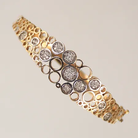 Armring tvåfärgad öppningsbar med vita stenar, omkrets ca 18cm, bredd 6-15mm, 14K 13,9g Vikt: 13,9 g