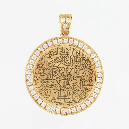 Hänge med vita stenar samt arabisk text, Ø30mm, skevheter, 18K Vikt: 5,9 g
