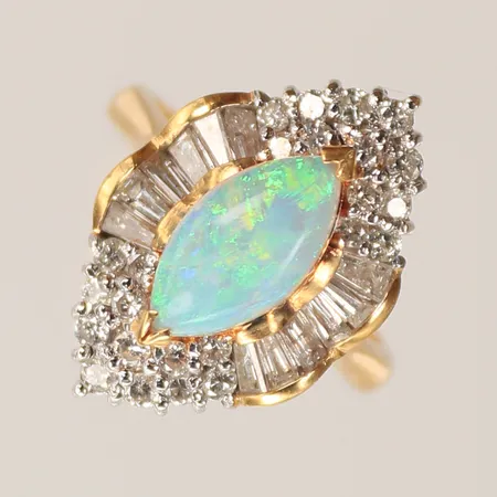 Ring med opal och diamanter, 12 trapetsslipade ca 0,01ct/st,  24 briljantslipade ca 0,02ct/st, stl 16¼, bredd 3-22mm, 18K 8,6g totalt. 