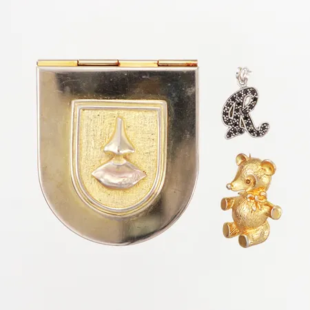1 sminkspegel med Dali-motiv, 1 Brosch Nalle, 1 hänge bokstav "R", samtliga metall.