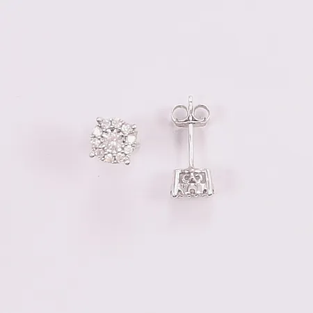 Ett par örhängen, diamanter (2x ca 0,05ct, 20x ca 0,01ct), kvalitet ca P, 7mm, 14K 1,7g.