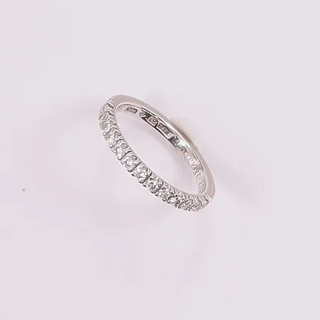 Ring, 13x diamanter 0,39ctv, Ø17½, bredd:2mm, en defekt diamant, vitguld 18K 3,6g.