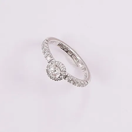 Ring, diamanter totalt 0,66ctv enligt gravyr, mittsten ca 0,23ct, Ø17½, bredd:2-7mm, gravyr, vitguld, 18K 4,5g.