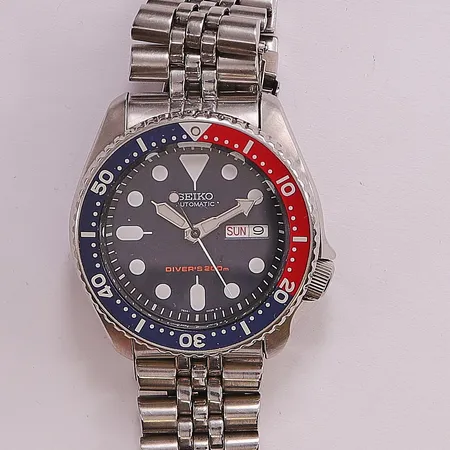 Herrur Seiko Diver's 200M, 42mm, stål, automat, SKX009, ref-nr: 7S26-0020, serie-nr:788922, mineralglas med smärre repa, dag, datum, vridring, stållänk, bruksslitage.