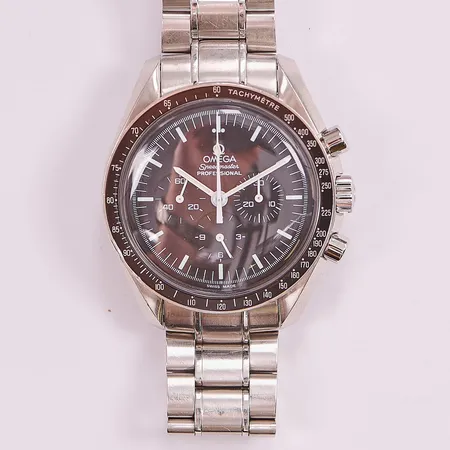 Herrur Omega Speedmaster, 42mm, stål, manuell, ref:3570.50.00, Cal.1861, serienr:77183199, boettnr:145.0022/345.0022, repig länk, ref:1998/849, certifikat daterat 26/02/2008, små dings på boett samt boettring, servicekvitto daterat 24/5-24, Pictogram, manual, smärre repor, box, ytterkartong. Skickas med postpaket.