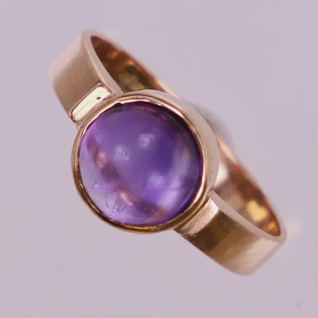 Ring med ametist, slitage, stl 16½, bredd 9mm, 18K Vikt: 3,5 g