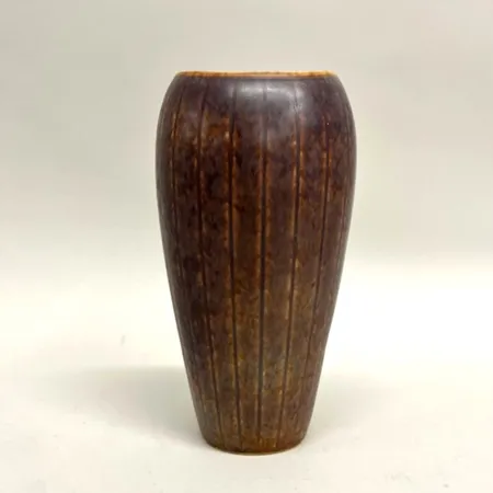 Vas, höjd 19cm, design Gunnar Nylund (1904-1997) Rörstrand, AXZ, signerad, andrasortering, brun/ljusblåglaserat stengods Vikt: 0 g Skickas med postpaket.