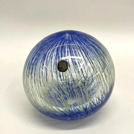 Skulptur, höjd 12cm, kula med grönt och blått underfång, Elsa Söderberg, etikettmärkt Hovmantorp, signerad H-torp -67 ESg undertill, glas Vikt: 0 g Skickas med postpaket.