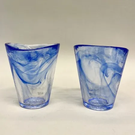 2 tumblerglas, höjd 11cm, Mine, design Ulrica Hydman-Vallien, Kosta Boda, klarglas med underfång i blått, märkta UHV samt etikettmärkta Vikt: 0 g Skickas med paket.