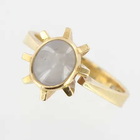 Ring med vit stjärnsafir, stl: 16½, bredd: 3,5-13mm, K&EC, repig skena, 18K Vikt: 5,8 g
