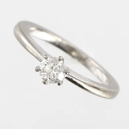 Ring vitguld med Diamant 0,30ct Wesselton (H)/SI, stl: 15¾, skenans bredd: 1,5mm, GHA, gravyr, 18K  Vikt: 3,3 g