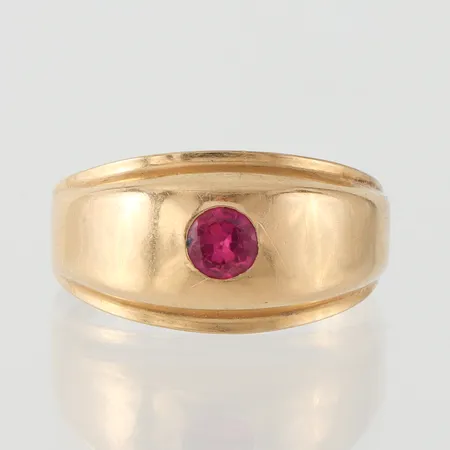Ring med sten, guldsmed John Pettersson Stockholm 1970, storlek 17 mm, bredd 2.9-10.1 mm, 18k. Vikt: 2,2 g